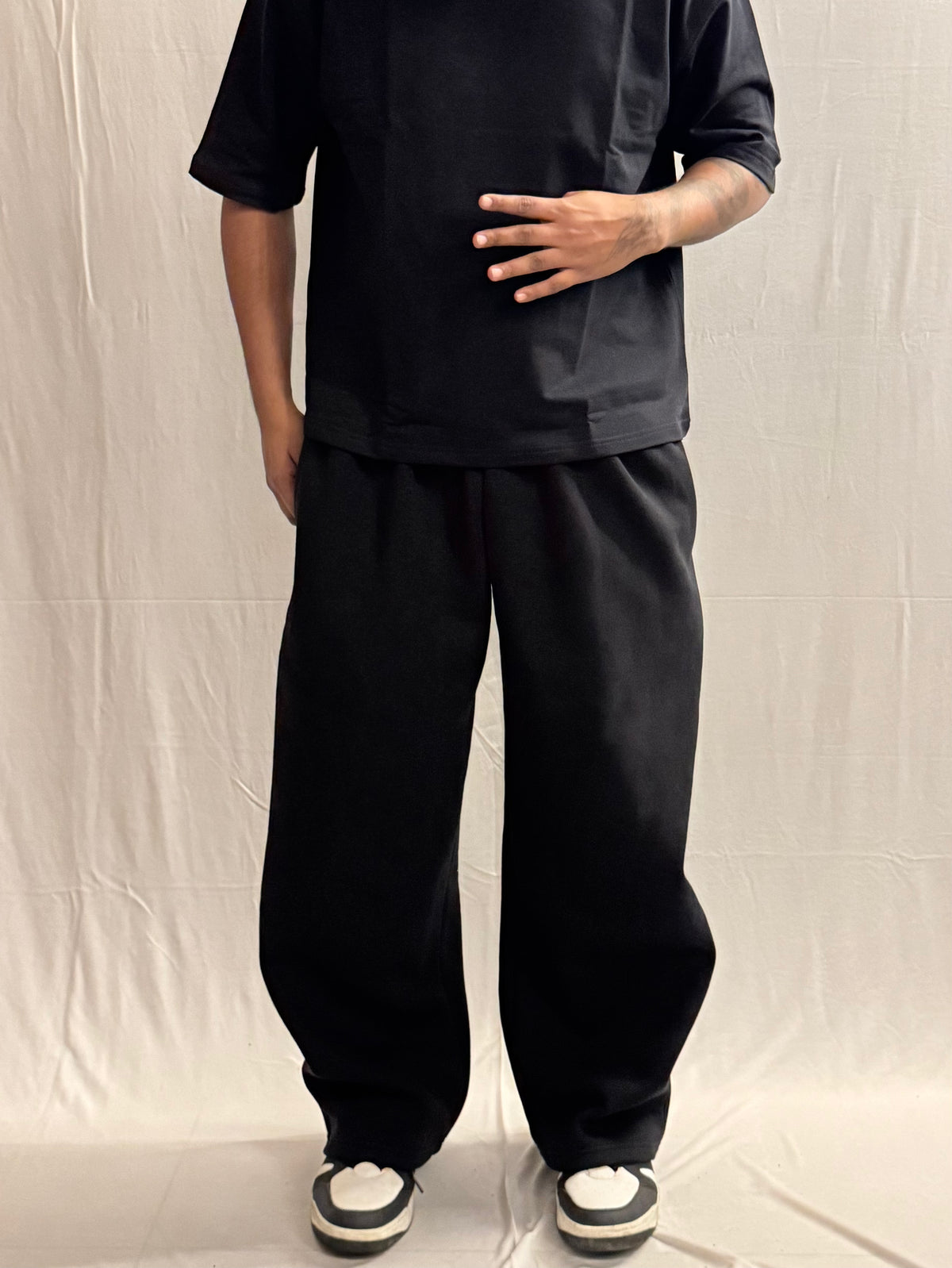 BLACK TEE & BLACK SWEAT