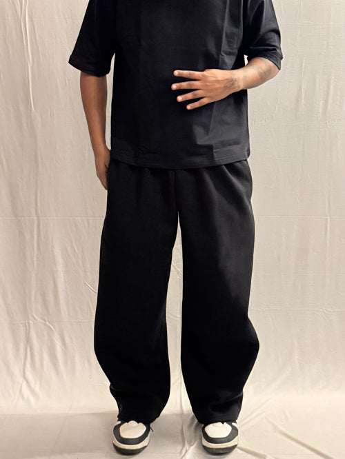 BLACK TEE & BLACK SWEAT