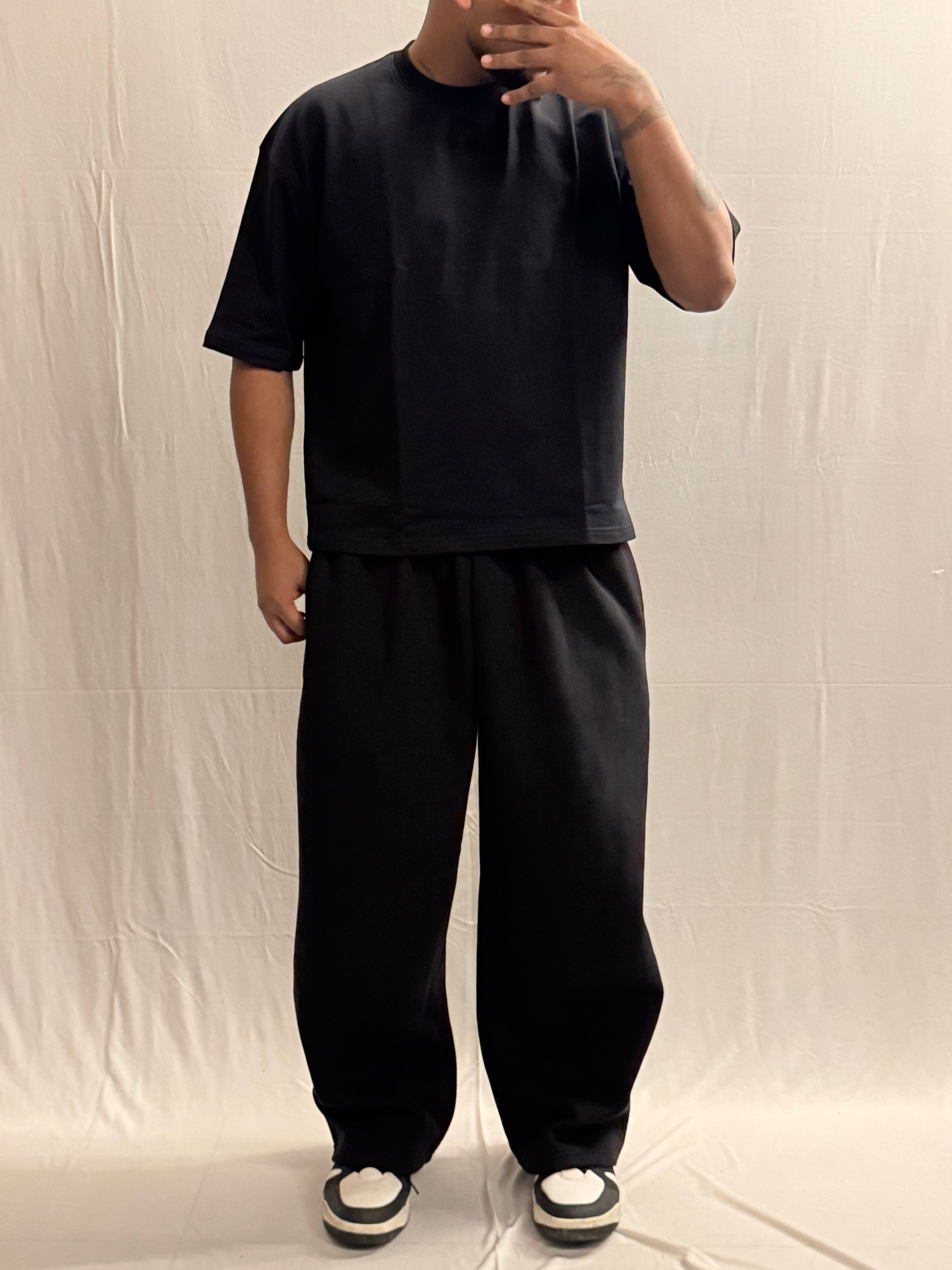 BLACK TEE & BLACK SWEAT